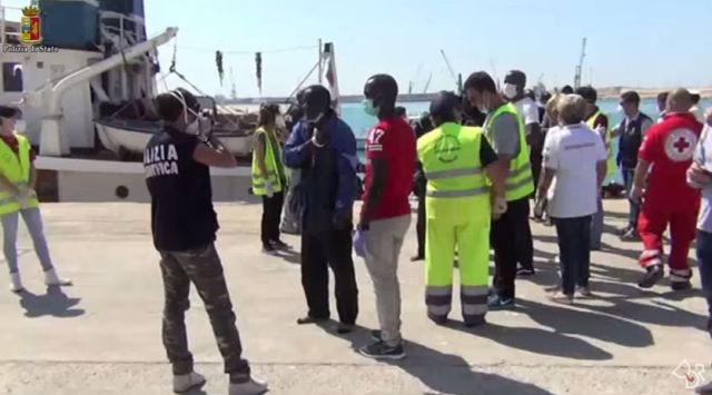 Migranti: arrestati due scafisti