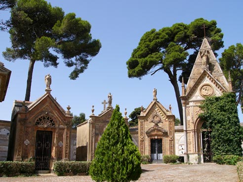 Caltagirone, un servizio navetta per le visite al cimitero