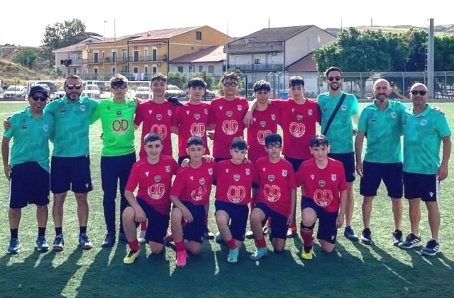 Raddusa. I piccoli giocatori e i tecnici della Scuola Calcio dell’Asd Atletico Raddusa