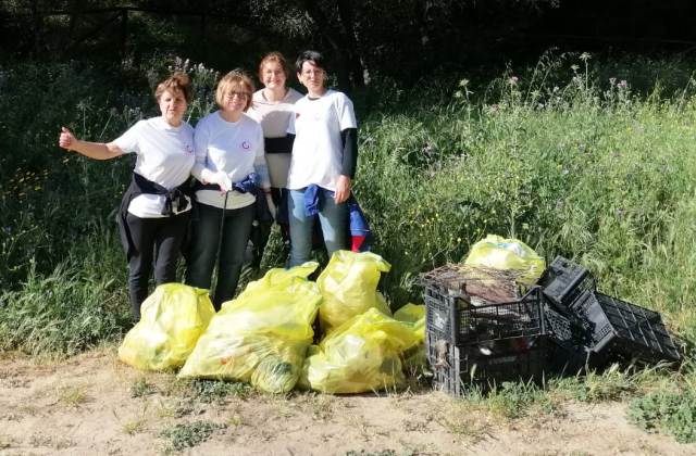 Le volontarie dell’associazione Forte Insieme hanno ripulito dai rifiuti un’area del bosco di Santo Pietro