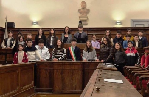 Caltagirone. Nuovo Consiglio comunale dei Ragazzi: il baby sindaco è Vito Sanfilippo, collaborato da sei assessori. Il Presidente è Maurizio Mario D...