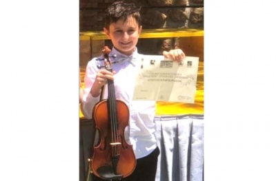 Niscemi. Il piccolo cantante violinista niscemese Francesco Maugeri si è classificato primo al concorso nazionale "Ghelas Music" 