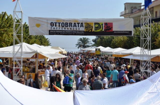 Il Comune di Caltagirone con uno stand all’Ottobrata di Zafferana per promuovere il Natale nella città della ceramica 