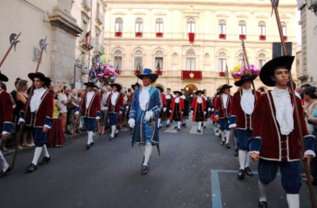 Caltagirone. Festa in onore di Maria Ss. del Ponte, col secentesco corteo del Senato civico