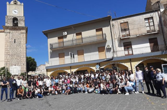 Raddusa. "Flashmob della Legalità" con i SAI "Vizzini Ordinari" e "Raddusa MSNA", insieme agli alunni dell'I.C. "Leonardo Da Vinci"