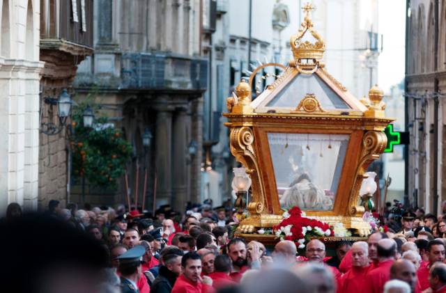 Pasqua 2023 a Caltagirone. Si inizia oggi, Venerdì Santo (7 aprile), dalle 18.30, con la processione del Cristo Morto e della Madonna Addolorata