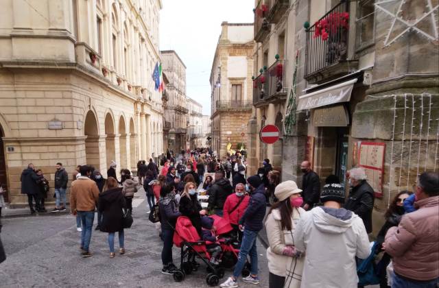 Caltagirone. Centro storico: da oggi 9 giugno a domenica 24 settembre, isola pedonale dalle ore 11 all’una del giorno successivo, nei giorni di venerdì, sabato e domenica, il 24-25 luglio e il 14-15 agosto