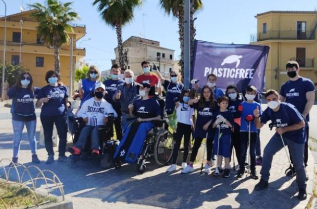 Plastic Free a Mirabella Imbaccari con Filippa Mirci. Raccolti 230 kg di rifiuti. Erano in tanti