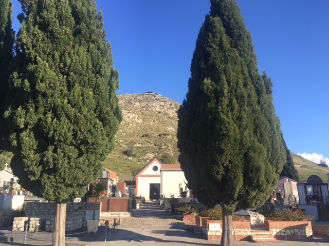 Castel di Iudica, clima teso per l'ampliamento del cimitero