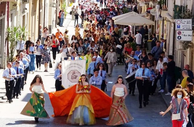 A Raddusa sfilano alunni e banda musicale, tra leggende mitologiche e tradizioni popolari