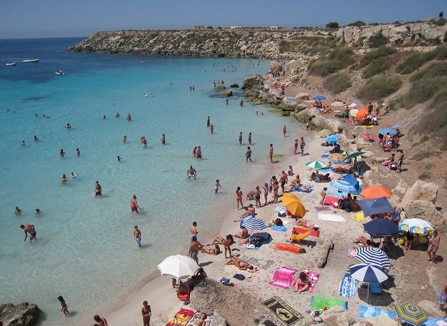 Sicilia, seicento turisti evacuati via mare