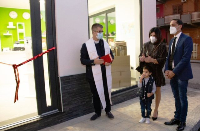 Inaugurati a Raddusa, in piazza Vittoria, i nuovi locali di “SpedireAdesso.com”  dei f.lli Parlacino