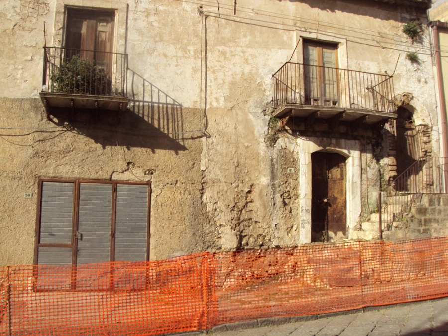 Raddusa, finalmente transennato edificio pericolante