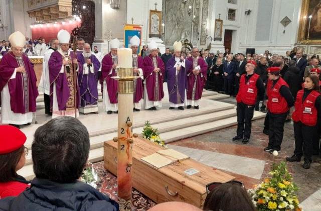 I raddusani piangono "fratel" Biagio Conte e hanno partecipato al funerale che si è svolto a Palermo in un bagno di folla