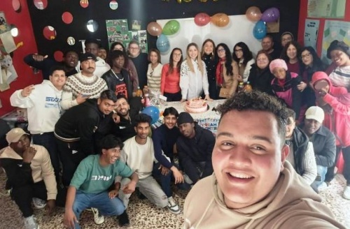 Raddusa. SAI "Vizzini Ordinari". Youssef e la festa di compleanno a sorpresa preparata per la coordinatrice Gaetana Pagana