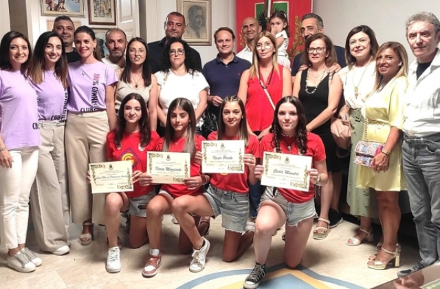 Niscemi. Cinque atlete di ginnastica artistica campionesse regionali premiate dal sindaco 