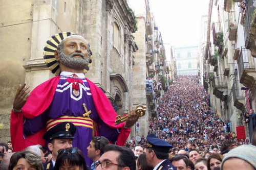 Caltagirone, “Sotto il mantello di San Pietro”: esposizione del simulacro cinquecentesco protagonista  durante la Domenica di Pasqua