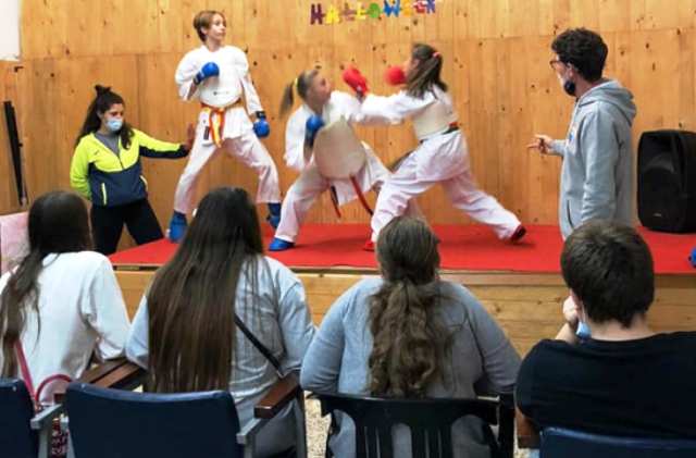 Lezioni di karate del maestro Giovanni Casaburi di Napoli ai piccoli del progetto PITER durante lo stage “Una vita degna di essere vissuta”