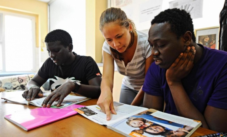 Migranti, Decreto sicurezza, 18mila posti di lavoro a rischio per i giovani