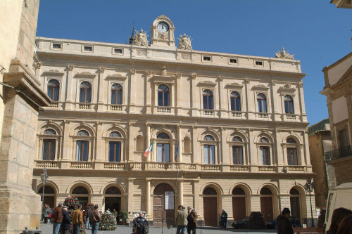 Caltagirone, il giudice sospende tre decreti ingiuntivi contro il Comune