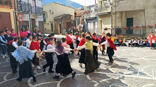 SAI "Tusa". Fine anno scolastico a Castel di Lucio: la beneficiaria Marina descrive la propria emozione, osservando i piccoli alunni partecipare anche...