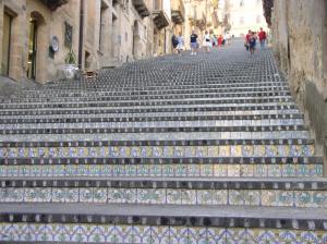 Accolto a Caltagirone l’uomo che trasportò la pietra lavica per la scala