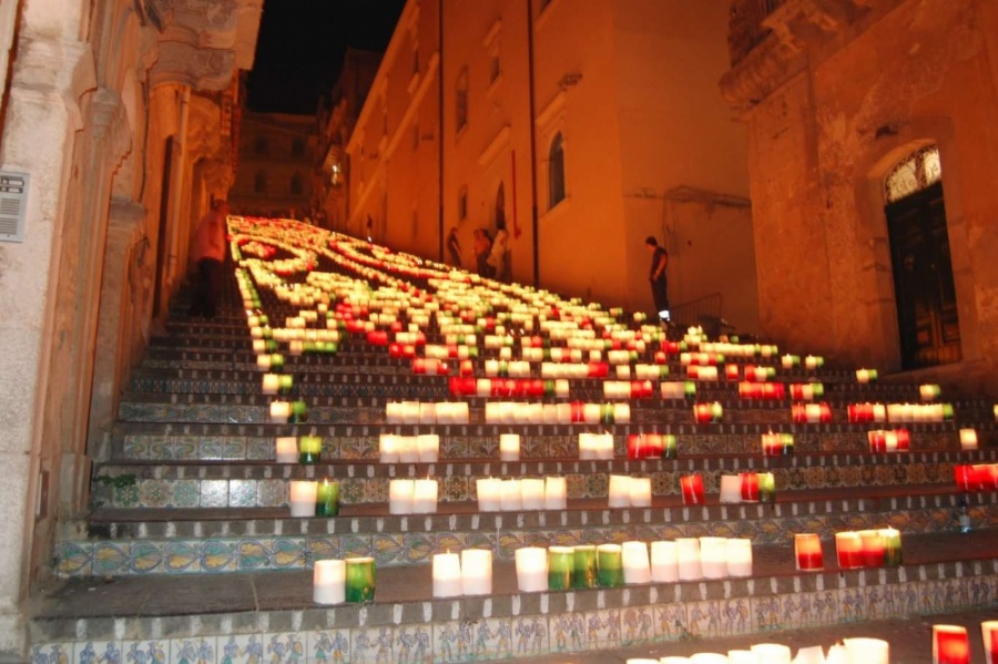 Caltagirone, stasera si illuminano i 142 gradini della Scala