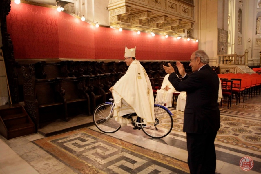 Giubileo degli sportivi, arcivescovo di Palermo gira in bici... nella Cattedrale